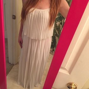Make an Offer! NWT Gorgeous off white maxi dress